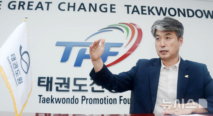 [무주=뉴시스] 김얼 기자 = 김중헌 태권도진흥재단 이사장이 전북 무주군 태권도원에서 본사와 취임 1주년 간담회를 갖고 질의에 답변하고 있다. 2025.08.19. pmkeul@newsis.com