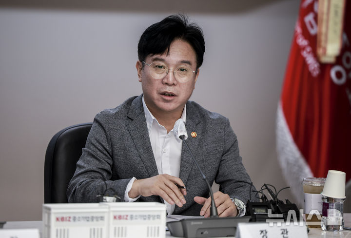 [서울=뉴시스] 정병혁 기자 = 김영훈 고용노동부 장관이 19일 서울 영등포구 중소기업중앙회에서 열린 노조법 개정 관련 간담회에서 인사말을 하고 있다. 2025.08.19. jhope@newsis.com