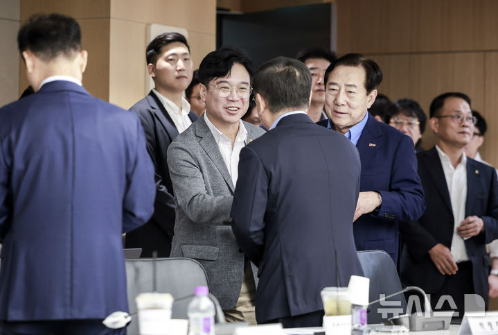 [서울=뉴시스] 정병혁 기자 = 김영훈 고용노동부 장관이 19일 서울 영등포구 중소기업중앙회에서 열린 노조법 개정 관련 간담회에서 참석자들과 인사를 나누고 있다. 2025.08.19. jhope@newsis.com