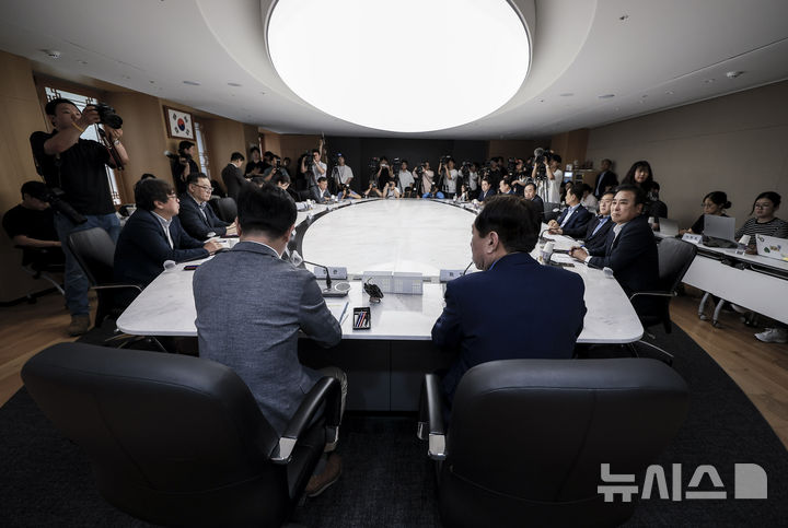 [서울=뉴시스] 정병혁 기자 = 19일 서울 영등포구 중소기업중앙회에서 노조법 개정 관련 고용노동부 장관과 중기중앙회 간담회가 열리고 있다. 2025.08.19. jhope@newsis.com