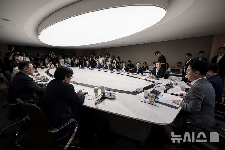 [서울=뉴시스] 정병혁 기자 = 19일 서울 영등포구 중소기업중앙회에서 노조법 개정 관련 고용노동부 장관과 중기중앙회 간담회가 열리고 있다. 2025.08.19. jhope@newsis.com