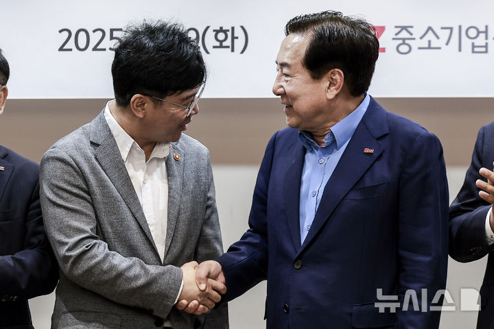 [서울=뉴시스] 정병혁 기자 = 김영훈 고용노동부 장관과 김기문 중소기업중앙회장을 비롯한 참석자들이 19일 서울 영등포구 중소기업중앙회에서 열린 노조법 개정 관련 간담회에서 기념촬영을 하고 있다. 2025.08.19. jhope@newsis.com