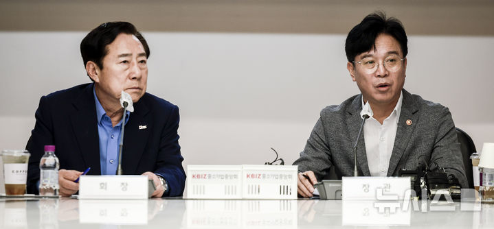 [서울=뉴시스] 정병혁 기자 = 김영훈 고용노동부 장관이 19일 서울 영등포구 중소기업중앙회에서 열린 노조법 개정 관련 간담회에서 인사말을 하고 있다. 2025.08.19. jhope@newsis.com