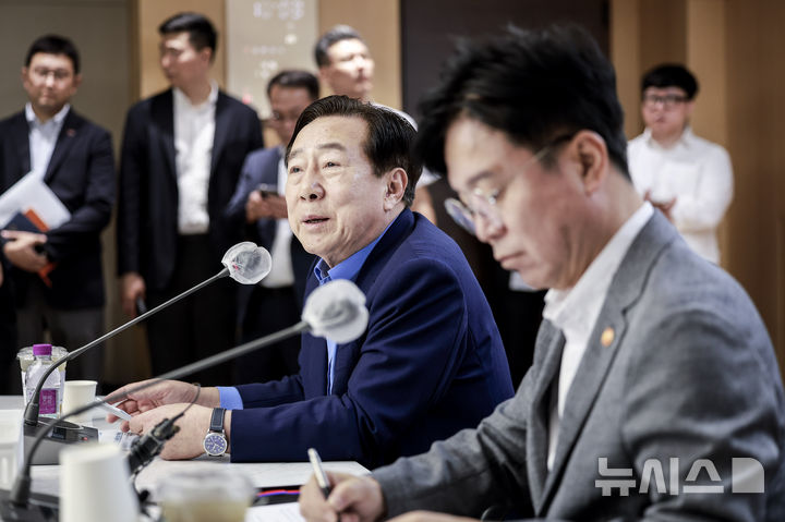 [서울=뉴시스] 정병혁 기자 = 김기문 중소기업중앙회장이 19일 서울 영등포구 중소기업중앙회에서 열린 노조법 개정 관련 간담회에서 인사말을 하고 있다. 2025.08.19. jhope@newsis.com