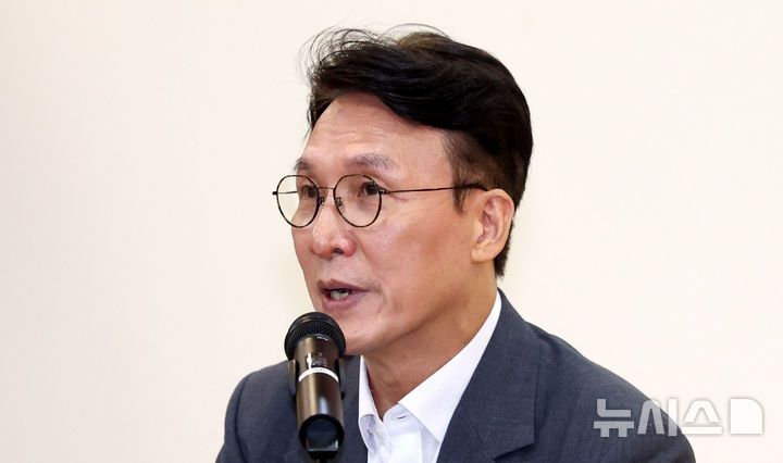 [서울=뉴시스] 추상철 기자 = 김민석 국무총리가 19일 오전 서울 종로구 정부서울청사에서 열린 출입기자단 간담회에서 취재진의 질문에 답변하고 있다. 2025.08.19. scchoo@newsis.com