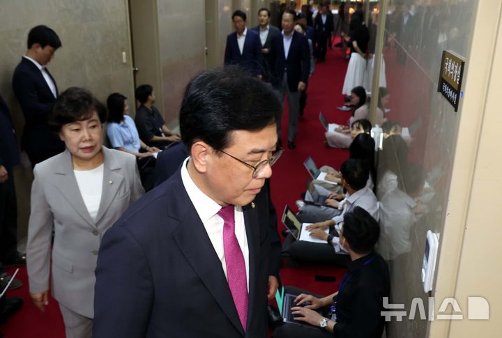 [서울=뉴시스] 조성봉 기자 = 송언석 국민의힘 비상대책위원장 겸 원내대표와 중진의원들이 19일 오전 서울 여의도 국회의장실에 현안 관련 논의를 위해 방문을 하고 있다. 2025.08.18. suncho21@newsis.com