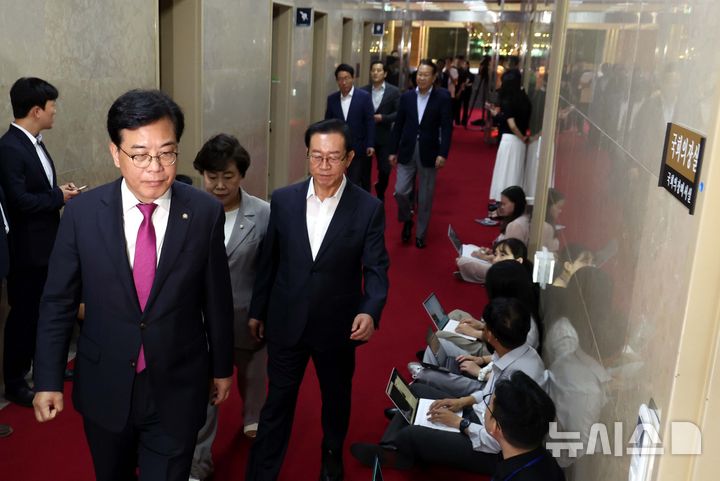 [서울=뉴시스] 조성봉 기자 = 송언석 국민의힘 비상대책위원장 겸 원내대표와 중진의원들이 19일 오전 서울 여의도 국회의장실에 현안 관련 논의를 위해 방문을 하고 있다. 2025.08.18. suncho21@newsis.com