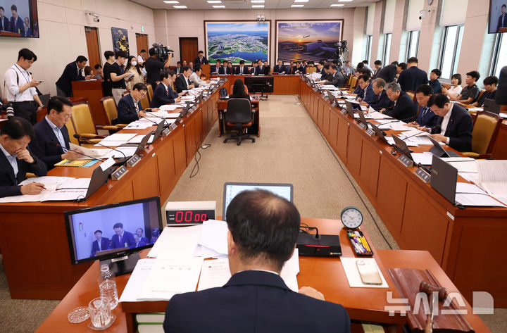 [서울=뉴시스] 김금보 기자 = 맹성규 국회 국토교통위원회 위원장이 19일 서울 여의도 국회에서 열린 국토교통위원회 전체회의를 주재하고 있다. 2025.08.19. kgb@newsis.com