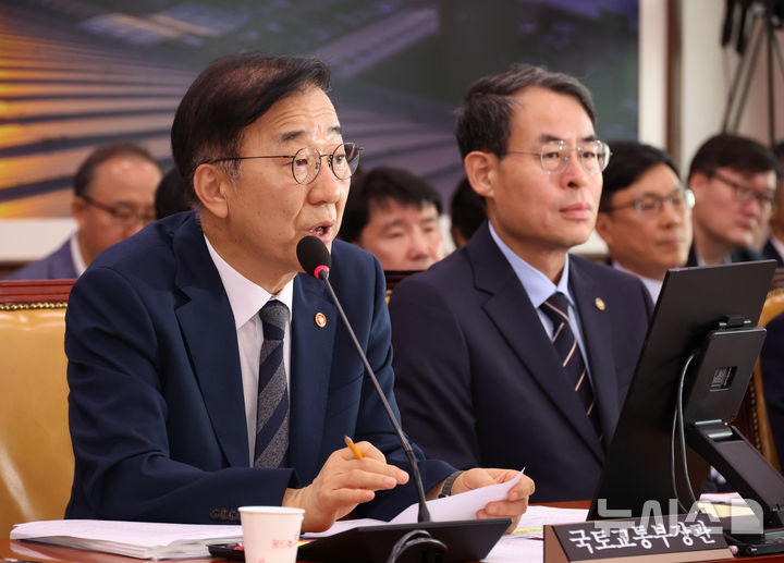 [서울=뉴시스] 김금보 기자 = 김윤덕 국토교통부장관이 19일 서울 여의도 국회에서 열린 국토교통위원회 전체회의에서 의원질의에 답하고 있다. 2025.08.19. kgb@newsis.com