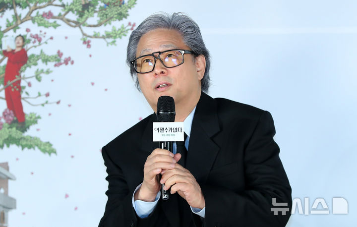 [서울=뉴시스] 김혜진 기자 = 박찬욱 감독이 19일 오전 서울 용산구 CGV아이파크몰점에서 열린 영화 ‘어쩔수가없다‘ 제작보고회에서 인사말을 하고 있다. 2025.08.19. jini@newsis.com