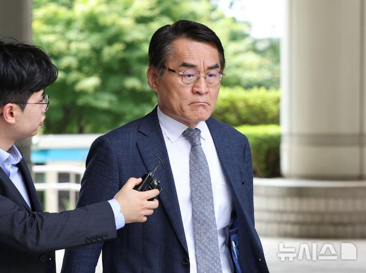 [서울=뉴시스] 황준선 기자 = 윤석열 전 대통령 측 변호인 배보윤 변호사가 지난 8월19일 오전 서울 서초구 서울중앙지방법원에서 열린 윤석열 전 대통령의 특수공무집행방해 등 내란 특검 추가 기소 사건 1차 공판준비기일에 출석하고 있다. 2025.08.19. hwang@newsis.com