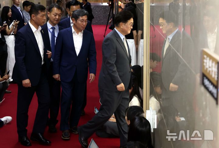 [서울=뉴시스] 조성봉 기자 = 우원식 국회의장이 19일 오전 서울 여의도 국회의장실에 현안 관련 논의를 위해 방문한 송언석 국민의힘 비대위원장과 중진의원들을 면담하기 위해 들어서고 있다. 2025.08.18. suncho21@newsis.com