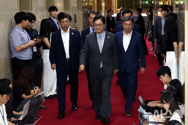 [서울=뉴시스] 조성봉 기자 = 우원식 국회의장이 19일 오전 서울 여의도 국회의장실에 현안 관련 논의를 위해 방문한 송언석 국민의힘 비대위원장과 중진의원들을 면담하기 위해 들어서고 있다. 2025.08.18. suncho21@newsis.com