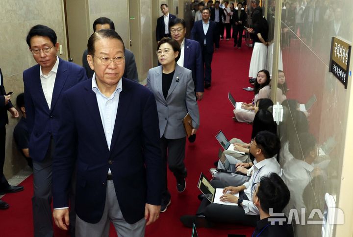 [서울=뉴시스] 조성봉 기자 = 권영세 국민의힘 의원을 비롯한 중진의원들이 19일 오전 서울 여의도 국회의장실에 현안 관련 논의를 위해 방문을 하고 있다. 2025.08.18. suncho21@newsis.com