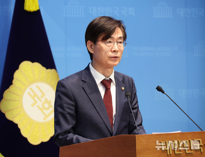 [서울=뉴시스] 김금보 기자 = 조경태 국민의힘 당대표 후보가 19일 오전 국회 소통관에서 안철수 후보의 단일화 거부 표명에 대한 입장을 말하고 있다. 2025.08.19. kgb@newsis.com