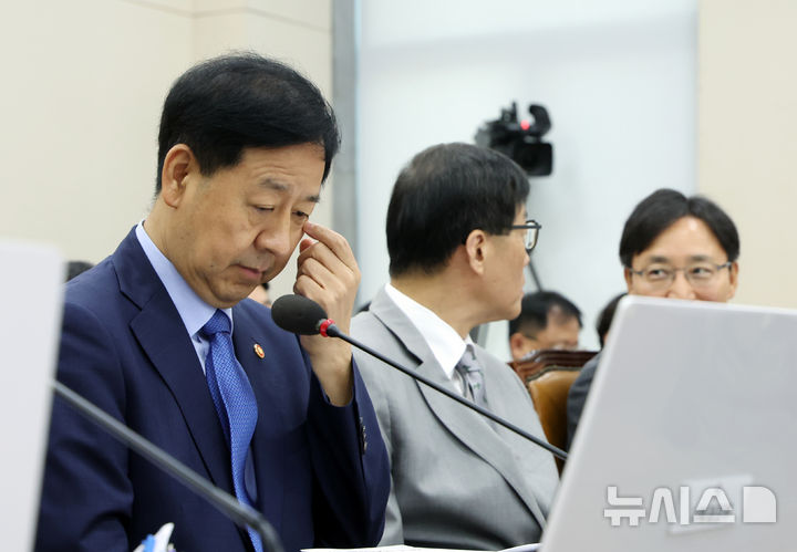[서울=뉴시스] 고승민 기자 = 구윤철 경제부총리 겸 기획재정부 장관이 19일 서울 여의도 국회에서 열린 기획재정위원회 전체회의에서 얼굴을 만지고 있다. 2025.08.19. kkssmm99@newsis.com