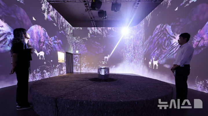 [서울=뉴시스] 홍효식 기자 = 19일 서울 중구 동대문디자인플라자(DDP)에서 열린 '헤리티지 : 더 퓨처 판타지' 전시 기자간담회에서 국가유산진흥원 직원들이 미디어아트 '윤슬의 시간' 콘텐츠를 살펴보고 있다. 국내 최초 국가유산을 활용한 디지털 콘텐츠 종합 전시 '헤리티지 : 더 퓨처 판타지'는 오는 23일 개막해 9월 17일까지 열린다. 2025.08.19. yesphoto@newsis.com