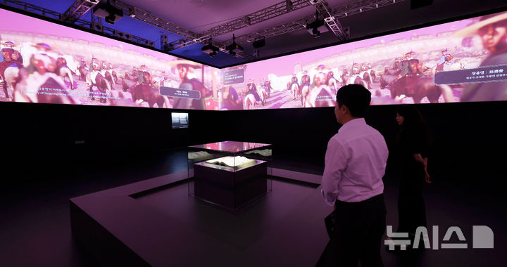 [서울=뉴시스] 홍효식 기자 = 19일 서울 중구 동대문디자인플라자(DDP)에서 열린 '헤리티지 : 더 퓨처 판타지' 전시 기자간담회에서 국가유산진흥원 직원들이 의궤를 3D 영상으로 제작한 '실감의궤 : 흉례, 길례' 콘텐츠를 살펴보고 있다. 국내 최초 국가유산을 활용한 디지털 콘텐츠 종합 전시 '헤리티지 : 더 퓨처 판타지'는 오는 23일 개막해 9월 17일까지 열린다. 2025.08.19. yesphoto@newsis.com