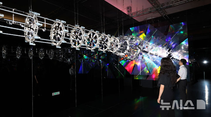 [서울=뉴시스] 홍효식 기자 = 19일 서울 중구 동대문디자인플라자(DDP)에서 열린 '헤리티지 : 더 퓨처 판타지' 전시 기자간담회에서 국가유산진흥원 직원들이 '한국의 탑'을 빛과 움직임으로 재해석한 설치 작품을 살펴보고 있다.국내 최초 국가유산을 활용한 디지털 콘텐츠 종합 전시 '헤리티지 : 더 퓨처 판타지'는 오는 23일 개막해 9월 17일까지 열린다. 2025.08.19. yesphoto@newsis.com