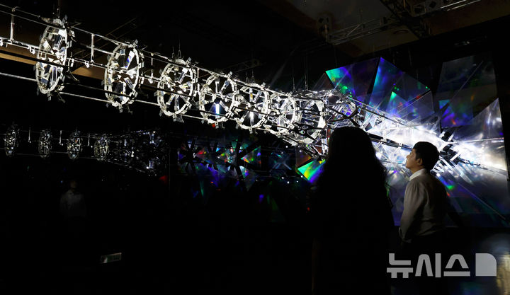 [서울=뉴시스] 홍효식 기자 = 19일 서울 중구 동대문디자인플라자(DDP)에서 열린 '헤리티지 : 더 퓨처 판타지' 전시 기자간담회에서 국가유산진흥원 직원들이 '한국의 탑'을 빛과 움직임으로 재해석한 설치 작품을 살펴보고 있다. 국내 최초 국가유산을 활용한 디지털 콘텐츠 종합 전시 '헤리티지 : 더 퓨처 판타지'는 오는 23일 개막해 9월 17일까지 열린다. 2025.08.19. yesphoto@newsis.com