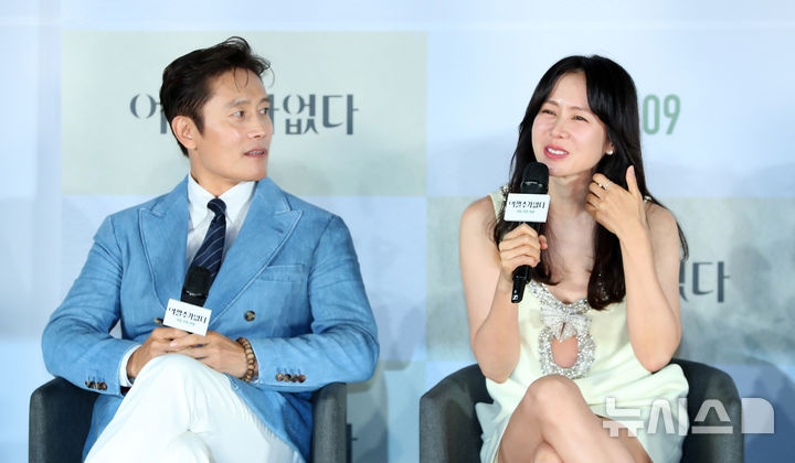 [서울=뉴시스] 김혜진 기자 = 배우 손예진(오른쪽)이 지난 19일 오전 서울 용산구 CGV아이파크몰점에서 열린 영화 ‘어쩔수가없다‘ 제작보고회에서 인사말을 하고 있다. 2025.08.19. jini@newsis.com