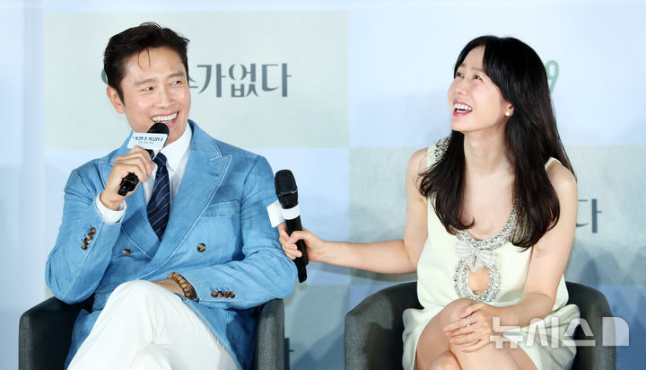 [서울=뉴시스] 김혜진 기자 = 배우 이병헌(왼쪽)이 19일 오전 서울 용산구 CGV아이파크몰점에서 열린 영화 ‘어쩔수가없다‘ 제작보고회에서 인사말을 하고 있다. 2025.08.19. jini@newsis.com