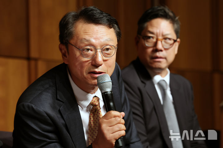 [서울=뉴시스] 박진희 기자 = 이성훈 Kiaf SEOUL(키아프 서울) 운영위원장(한국화랑협회장·선화랑 대표)과 패트릭 리(Patrick Lee) FRIEZE SEOUL(프리즈 서울) 디렉터가 19일 서울 중구 신라호텔에서 국내 최대 규모 아트페어 'Kiaf SEOUL·FRIEZE SEOUL 2025 공동 기자간담회'를 하고 있다. 2025.08.19. pak7130@newsis.com