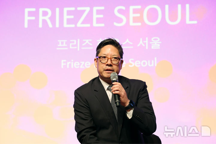 [서울=뉴시스] 박진희 기자 = 패트릭 리(Patrick Lee) FRIEZE SEOUL(프리즈 서울) 디렉터가 19일 서울 중구 신라호텔에서 국내 최대 규모 아트페어 'Kiaf SEOUL·FRIEZE SEOUL 2025 공동 기자간담회'을 하고 있다. 2025.08.19. pak7130@newsis.com