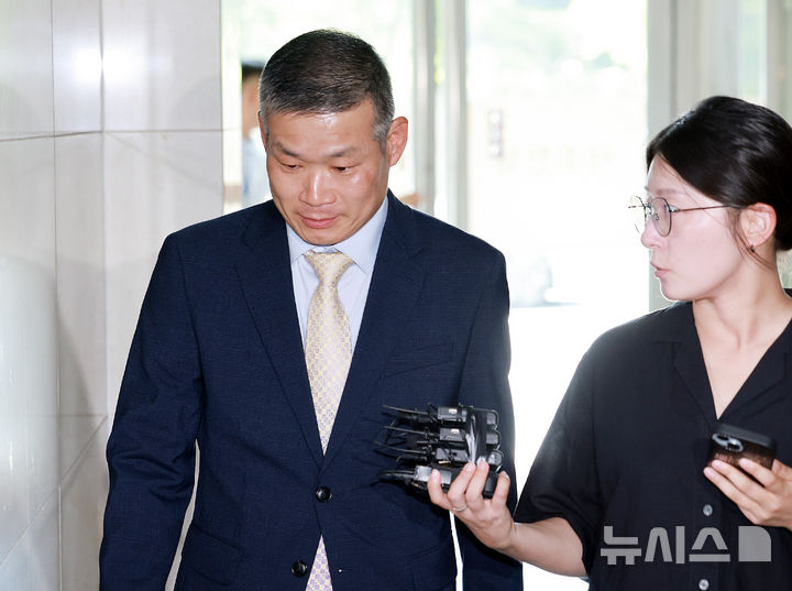 [서울=뉴시스] 이영환 기자 = 김동혁 전 국방부 검찰단장이 19일 오후 서울 서초구 순직해병 특검팀(이명현 특별검사) 사무실에서 진행되는 5차 소환조사에 출석하고 있다. 2025.08.19. 20hwan@newsis.com