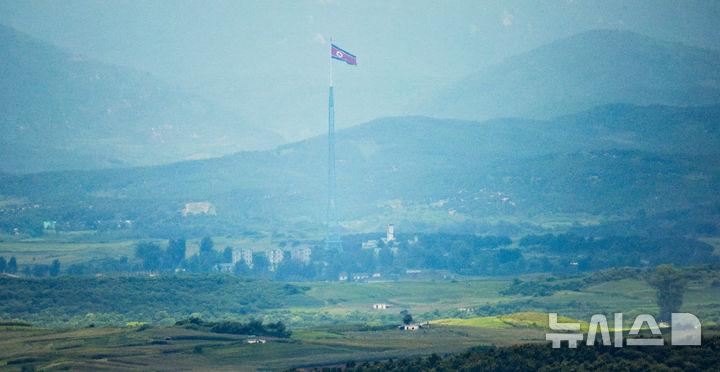 [파주=뉴시스] 정병혁 기자 = 지난해 8월 19일 경기 파주시 접경지역에서 바라본 북측 기정동 마을 인공기가 바람에 펄럭이고 있다. 2026.01.29. jhope@newsis.com