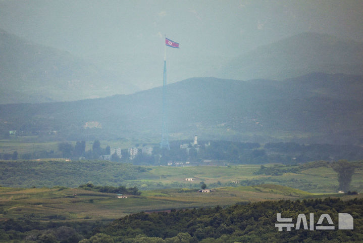[파주=뉴시스] 정병혁 기자 = 19일 경기 파주시 접경지역에서 바라본 북측 기정동 마을 인공기가 바람에 펄럭이고 있다. 김정은 북한 국무위원장은 한미 연합군사훈련인 '을지자유의방패'(UFS) 연습을 '전쟁도발'이라고 규정하고 핵무력 강화 의지를 재차 강조했다. 북한 노동당 기관지 노동신문은 김 위원장이 북한의 첫 번째 5000t급 구축함 '최현호'를 방문해 함의 무장체계 통합운영 시험과정과 구축함 해병들의 훈련 등을 점검했다고 보도했다. UFS 맞대응 차원에서 연습 첫 날 군사행보를 벌인 것으로 보인다.2025.08.19. jhope@newsis.com