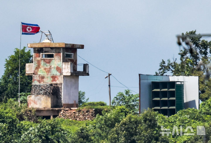 [파주=뉴시스] 정병혁 기자 = 8월19일 경기 파주시 접경지역에서 바라본 북측 초소에 인공기가 펄럭이고 있다. 2025.09.15. 김정은 북한 국무위원장은 한미 연합군사훈련인 '을지자유의방패'(UFS) 연습을 '전쟁도발'이라고 규정하고 핵무력 강화 의지를 재차 강조했다. 북한 노동당 기관지 노동신문은 김 위원장이 북한의 첫 번째 5000t급 구축함 '최현호'를 방문해 함의 무장체계 통합운영 시험과정과 구축함 해병들의 훈련 등을 점검했다고 보도했다. UFS 맞대응 차원에서 연습 첫 날 군사행보를 벌인 것으로 보인다.2025.08.19. jhope@newsis.com