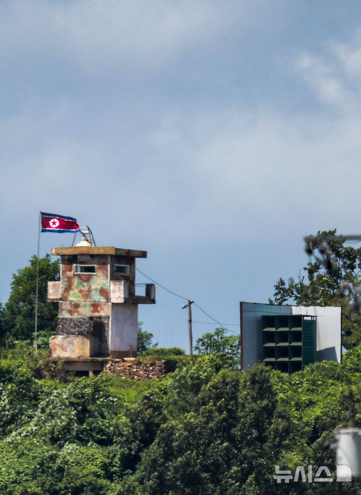 [파주=뉴시스] 정병혁 기자 = 19일 경기 파주시 접경지역에서 바라본 북측 초소에 인공기가 펄럭이고 있다.2025.08.19. jhope@newsis.com