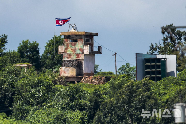 [파주=뉴시스] 정병혁 기자 = 8월 19일 경기 파주시 접경지역에서 바라본 북측 초소에 인공기가 펄럭이고 있다. 2025.09.15. jhope@newsis.com