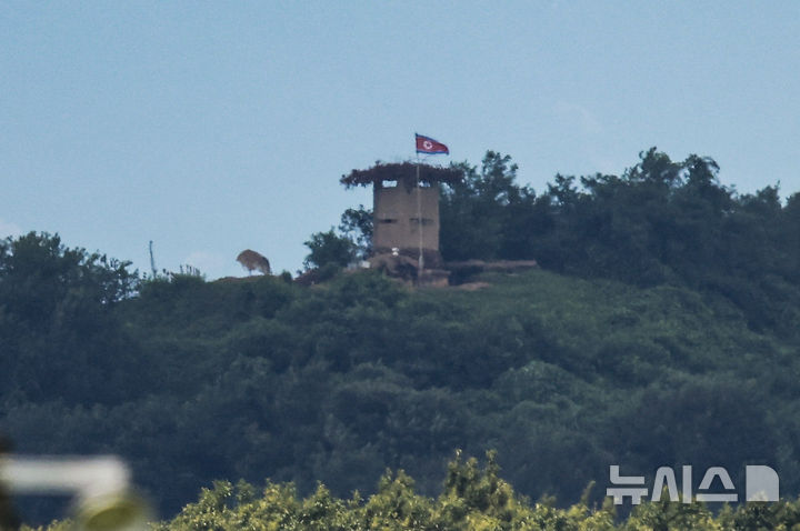 [파주=뉴시스] 정병혁 기자 = 지난해 8월 19일 경기 파주시 접경지역에서 바라본 북측 초소에 인공기가 펄럭이고 있다. 2026.06.11. jhope@newsis.com