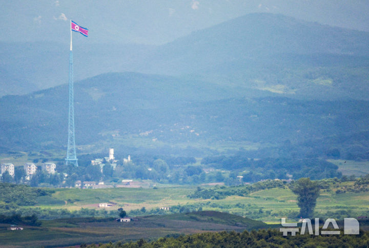 [파주=뉴시스] 정병혁 기자 = 지난달 19일 경기 파주시 통일전망대에서 북한 황해북도 개풍군 일대가 보이고 있다. 북한이 핵 위협을 강화하는 상황에 미국의 안보 약속에 대한 신뢰를 잃은 한국이 자체 핵무장에 나설 수 있다는 미국 원로 언론인 분석이 나왔다. 2025.09.10. jhope@newsis.com