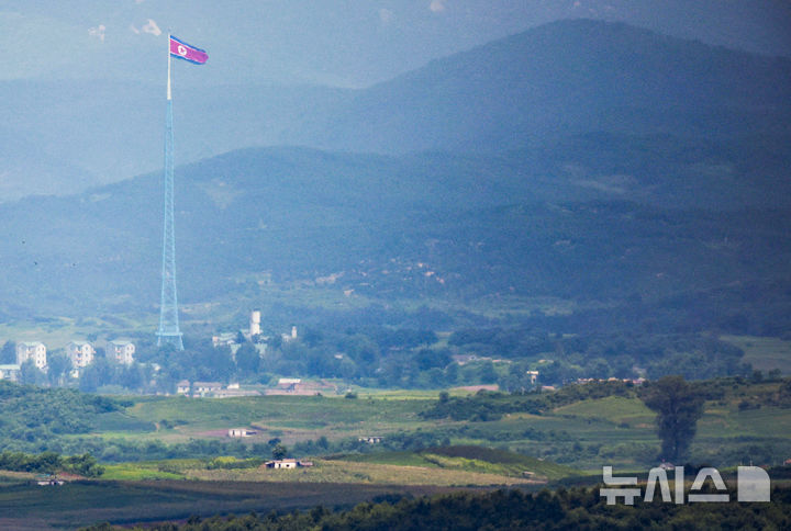 [파주=뉴시스] 정병혁 기자 = 지난 8월 19일 경기 파주시 접경지역에서 바라본 북측 기정동 마을 인공기가 바람에 펄럭이고 있다.2025.11.4. jhope@newsis.com
