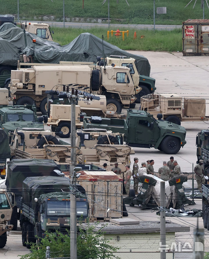 [동두천=뉴시스] 김선웅 기자 = 주한미군 규모를 현재 수준으로 유지하는 내용이 포함된 2026 회계연도 미국 국방수권법안(NDAA)이 10일(현지 시간) 하원을 통과했다. 사진은 지난 8월 19일 경기 동두천시 소재 주한미군 기지에서 미군 장병들이 기갑장비 및 차량을 점검하는 모습. 2025.12.11. mangusta@newsis.com