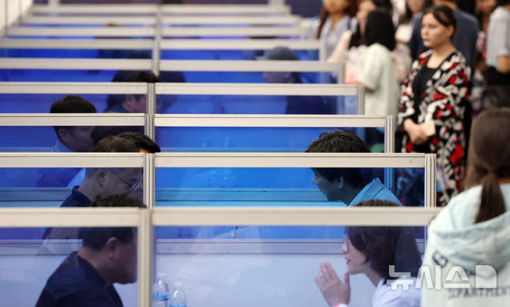  [부산=뉴시스] 하경민 기자 = '2025 외국인 유학생 채용박람회'가 열린 19일 부산 해운대구 벡스코 제2전시장에서 외국인 유학생들이 구인업체 현장면접에 참여하고 있다. 이날 행사에는 지역 제조업과 호텔·컨벤션업, 무역·물류업 등 35개 기업이 참여해 외국인 유학생 채용에 나섰다. 2025.08.19. yulnetphoto@newsis.com