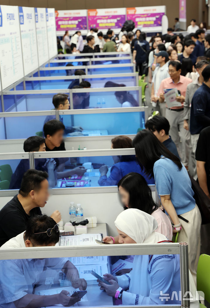 [부산=뉴시스] 하경민 기자 = '2025 외국인 유학생 채용박람회'가 열린 19일 부산 해운대구 벡스코 제2전시장에서 외국인 유학생들이 구인업체 현장면접에 참여하고 있다. 이날 행사에는 지역 제조업과 호텔·컨벤션업, 무역·물류업 등 35개 기업이 참여해 외국인 유학생 채용에 나섰다. 2025.08.19. yulnetphoto@newsis.com