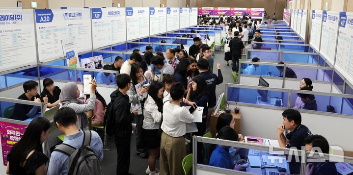  [부산=뉴시스] 하경민 기자 = '2025 외국인 유학생 채용박람회'가 열린 19일 부산 해운대구 벡스코 제2전시장에서 외국인 유학생들이 구인업체 현장면접에 참여하고 있다. 이날 행사에는 지역 제조업과 호텔·컨벤션업, 무역·물류업 등 35개 기업이 참여해 외국인 유학생 채용에 나섰다. 2025.08.19. yulnetphoto@newsis.com