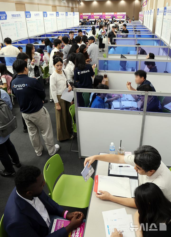  [부산=뉴시스] 하경민 기자 = '2025 외국인 유학생 채용박람회'가 열린 19일 부산 해운대구 벡스코 제2전시장에서 외국인 유학생들이 구인업체 현장면접에 참여하고 있다. 이날 행사에는 지역 제조업과 호텔·컨벤션업, 무역·물류업 등 35개 기업이 참여해 외국인 유학생 채용에 나섰다. 2025.08.19. yulnetphoto@newsis.com