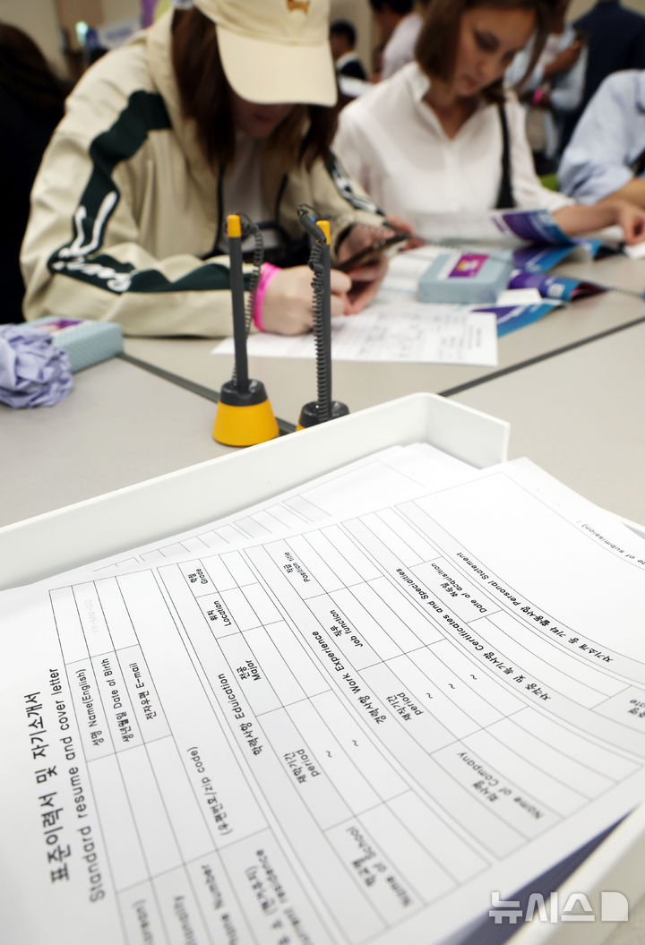  [부산=뉴시스] 하경민 기자 = '2025 외국인 유학생 채용박람회'가 열린 19일 부산 해운대구 벡스코 제2전시장에서 외국인 유학생들이 이력서를 작성하거나 구인업체 안내책자를 살펴보고 있다. 이날 행사에는 지역 제조업과 호텔·컨벤션업, 무역·물류업 등 35개 기업이 참여해 외국인 유학생 채용에 나섰다. 2025.08.19. yulnetphoto@newsis.com