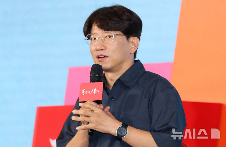 [서울=뉴시스] 김혜진 기자 = 장태유 감독이 19일 오후 서울 구로구 더 세인트에서 열린 tvN 새 토일드라마 '폭군의 셰프' 제작발표회에서 인사말을 하고 있다. 2025.08.19. jini@newsis.com