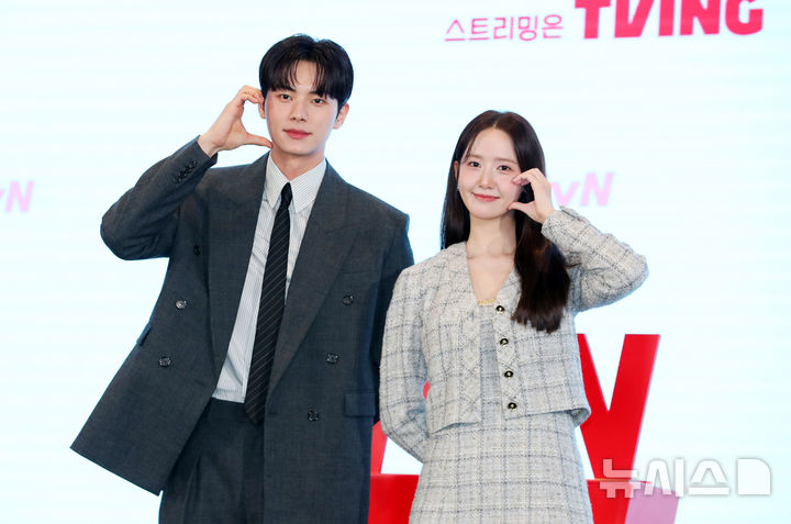 [서울=뉴시스] 김혜진 기자 = 배우 이채민(왼쪽), 임윤아가 19일 오후 서울 구로구 더 세인트에서 열린 tvN 새 토일드라마 '폭군의 셰프' 제작발표회에서 포즈를 취하고 있다. 2025.08.19. jini@newsis.com