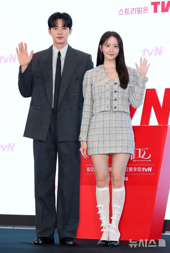 [서울=뉴시스] 김혜진 기자 = 배우 이채민(왼쪽), 임윤아가 19일 오후 서울 구로구 더 세인트에서 열린 tvN 새 토일드라마 '폭군의 셰프' 제작발표회에서 포즈를 취하고 있다. 2025.08.19. jini@newsis.com