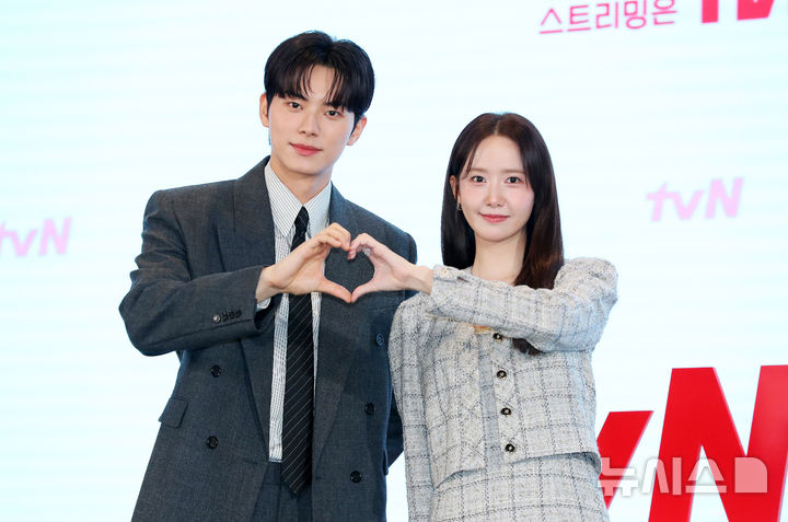 [서울=뉴시스] 김혜진 기자 = 배우 이채민(왼쪽), 임윤아가 19일 오후 서울 구로구 더 세인트에서 열린 tvN 새 토일드라마 '폭군의 셰프' 제작발표회에서 포즈를 취하고 있다. 2025.08.19. jini@newsis.com