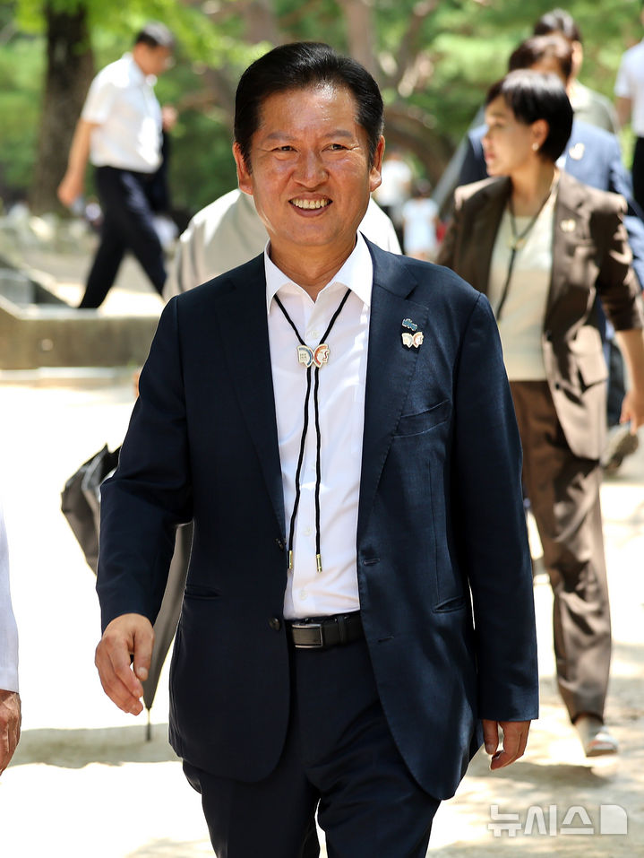 [경주=뉴시스] 이무열 기자 = 정청래 더불어민주당 대표가 19일 경북 경주시 불국사를 방문해 이동하고 있다. 2025.08.19. lmy@newsis.com