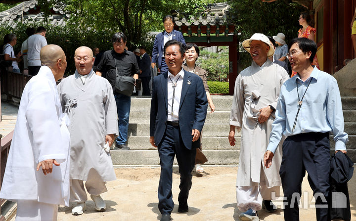 [경주=뉴시스] 이무열 기자 = 정청래 더불어민주당 대표가 19일 경북 경주시 불국사를 방문해 이동하고 있다. 2025.08.19. lmy@newsis.com