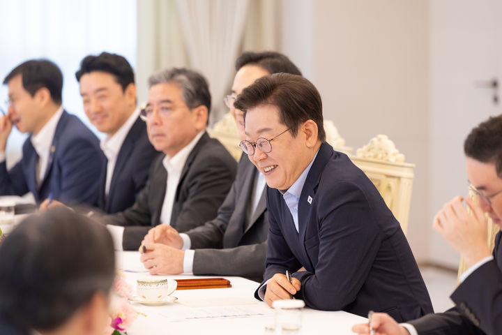 [서울=뉴시스] 이재명 대통령이 19일 서울 용산 대통령실 청사에서 열린 美日 순방 동행 경제단체 및 기업인 간담회에서 밝게 웃고 있다. 이날 간담회는 류진 한국경제인협회 회장, 최태원 대한상공회의소 회장, 이재용 삼성전자 회장, 구광모 LG회장, 조원태 대한항공 회장, 김동관 한화 부회장, 장재훈 현대자동차 부회장, 박지원 두산그룹 부회장 겸 두산에너빌리티 대표이사 회장, 서정진 셀트리온 회장. (사진=대통령실 제공) 2025.08.19. photo@newsis.com *재판매 및 DB 금지